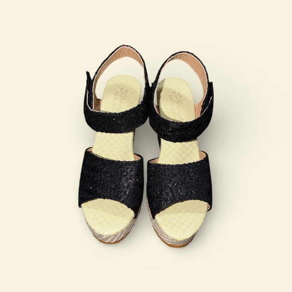 Chic Black Wedge Sandals - Picture 3 of 3